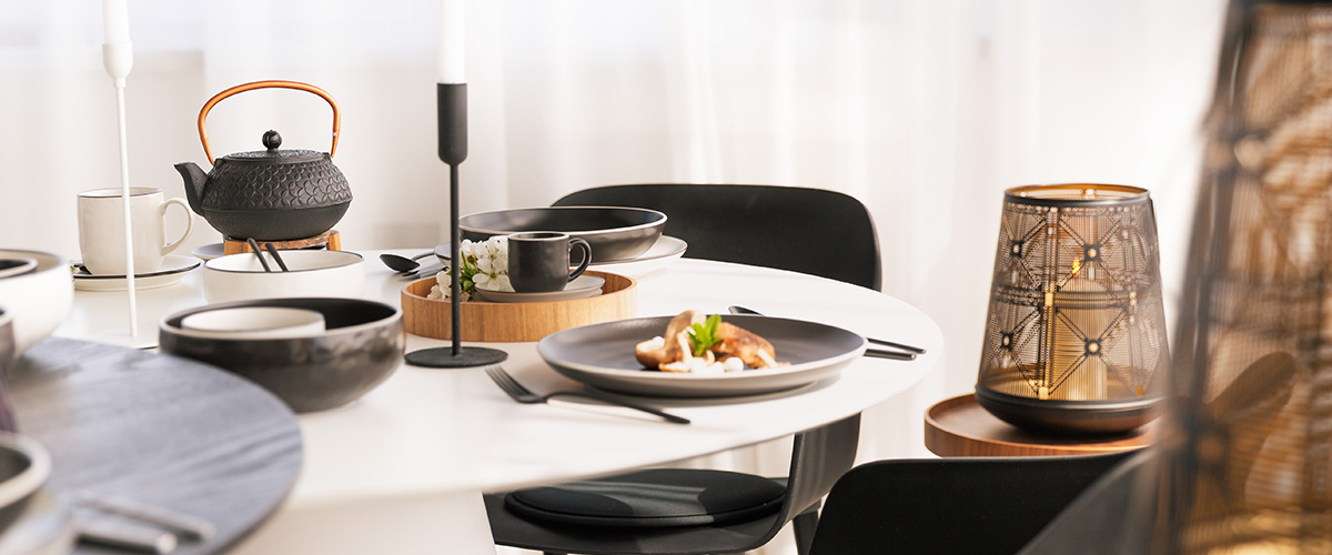 Tavola in bianco e nero: ecco come allestire una tavola perfetta in stile japandi 