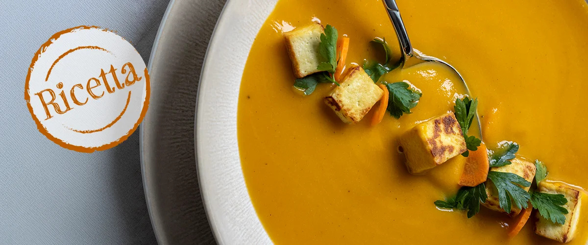 Zuppa cremosa di carote con tofu affumicato