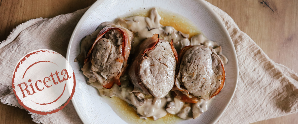 Medaglioni di maiale avvolti nella pancetta con salsa ai funghi