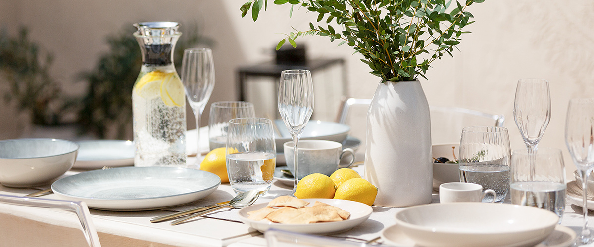 Too cool for pool: Mise en place mediterranea sotto un olivo